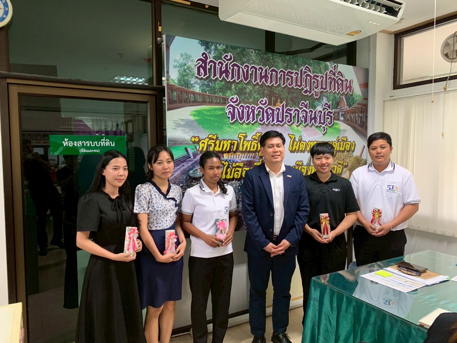 title - วันที่ 9 มิถุนายน 2569 นายวิทูล ประดิษฐบุญ ปฏิรูปที่ดินจังหวัดปราจีนบุรี ได้มอบนโยบาย ของรัฐมนตรีช่วยว่าการกระทรวงเกษตรและสหกรณ์ พร้อมทั้งชี้แจงแนวทางการปฏิบัติงาน แก่บุคลากรในสังกัด โดยได้ร่วมรับฟังปัญหา อุปสรรค และหารือแนวทางการขับเคลื่อนภารกิจตามแผนงานและโครงการประจำปีงบประมาณ พ.ศ. 2569